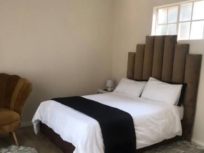Secure Executive Apartment, WiFi, Solar Power, Netflix